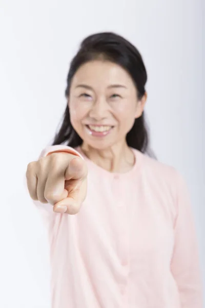 Mulher Asiática Mostrando Você Wih Seu Dedo Fundo Branco — Fotografia de Stock