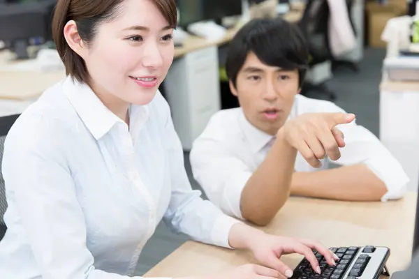 Junge Asiatische Geschäftsfrau Und Geschäftsfrau Arbeitet Computer Büro — Stockfoto