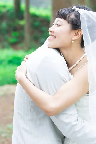 Aziatische Bruid Bruidegom Poseren Park — Stockfoto