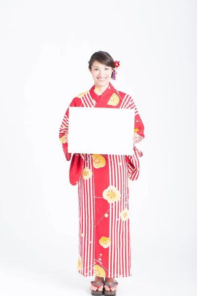 美丽的传统亚洲女孩 身着传统服装 手持空白的文字或信息标志 与白色背景隔离 — 图库照片