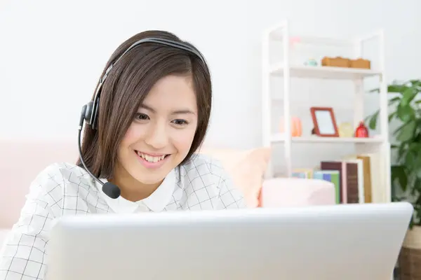 Asiatico Femmina Call Center Operatore Utilizzando Laptop — Foto Stock
