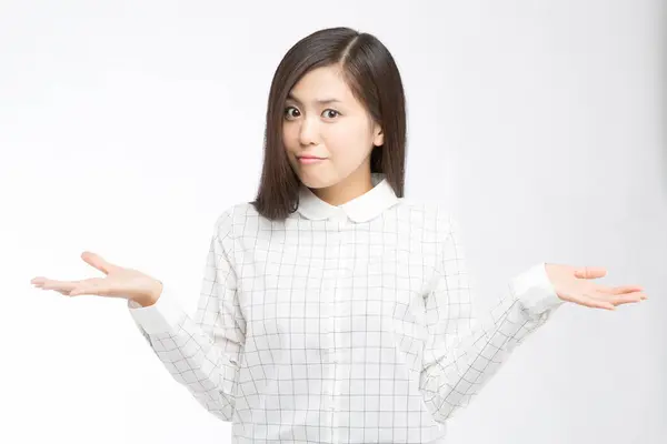 Estúdio Tiro Bela Mulher Japonesa Incerta Mostrando Palmas Abertas Fundo — Fotografia de Stock