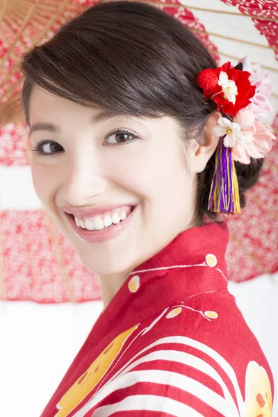 Wanita Asia Tersenyum Dalam Kimono Merah Tradisional Dengan Latar Belakang — Stok Foto