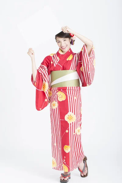 Mladá Asijská Žena Tradičním Kimono Držení Prázdné Karty — Stock fotografie