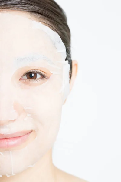 Mooie Aziatische Vrouw Met Laken Masker Een Witte Achtergrond Huidverzorgingsconcept — Stockfoto