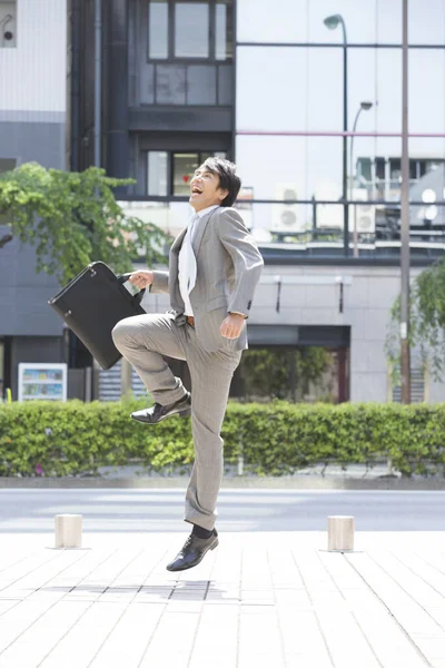 Knap Professioneel Japans Zakenman Holding Aktetas Springen Straat — Stockfoto
