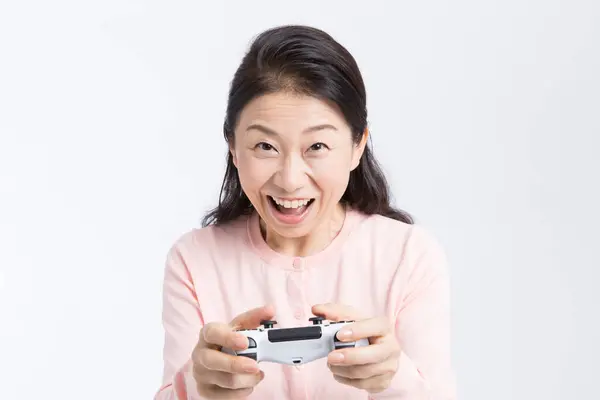 ビデオゲームをしているシニア女性 — ストック写真
