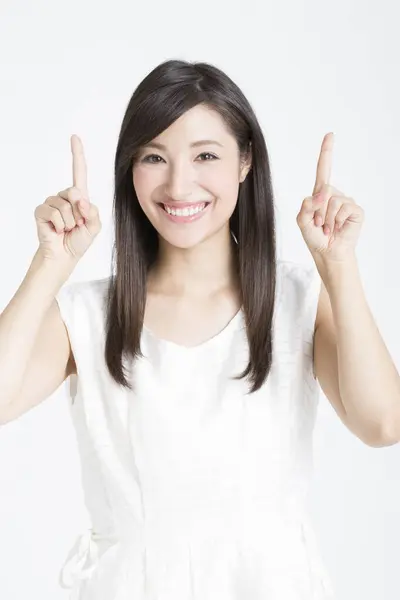 Красива Японська Жінка Вказує Пальцями Білому Тлі — стокове фото