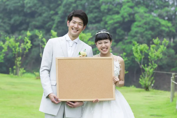 Молодая Азиатская Пара Невеста Жених Чистым Баннером Парке — стоковое фото