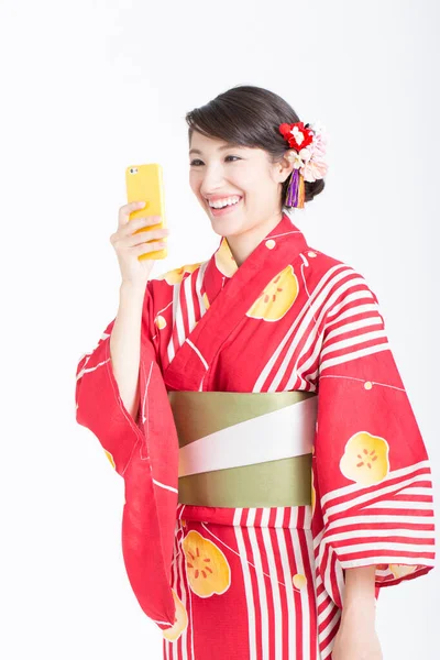 Potret Wanita Asia Memakai Kimono Menggunakan Smartphone — Stok Foto