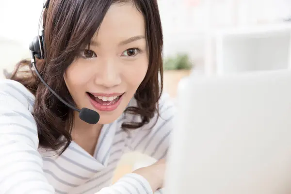 Trabalhadora Asiática Atendimento Cliente Com Laptop Fone Ouvido Trabalhando Casa — Fotografia de Stock