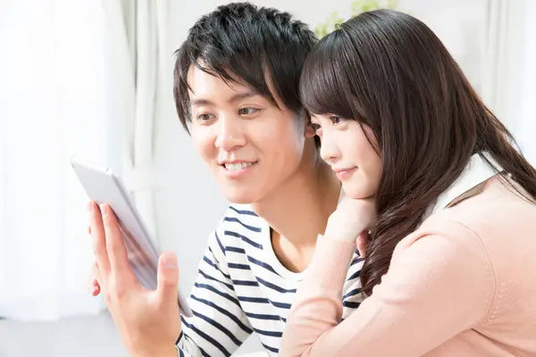 Mutlu Asyalı Çift Evde Tablet Kullanıyor — Stok fotoğraf