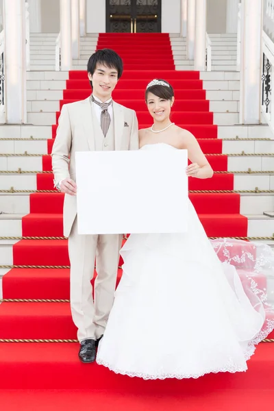 Красивая Молодая Азиатская Свадебная Пара Держащая Пустой Плакат Улыбающаяся Камеру — стоковое фото