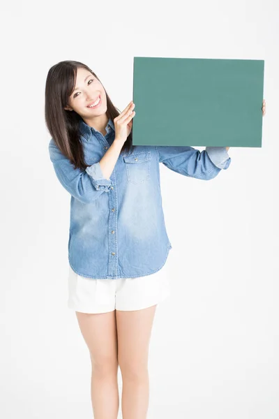 年轻的亚洲女人在白色背景上表现出空白的标志 — 图库照片