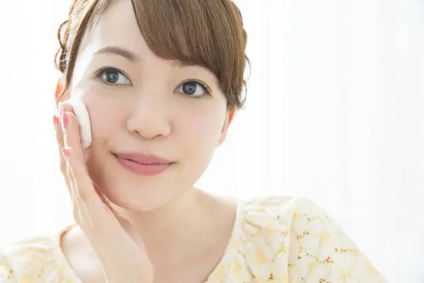 顔の粉を適用する美しいアジアの女性 — ストック写真