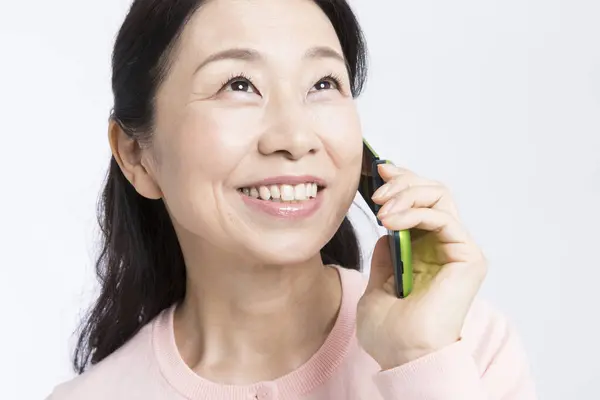 Porträt Einer Lächelnden Seniorin Mit Telefon Isoliert Auf Weißem Hintergrund — Stockfoto