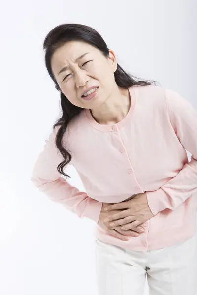 Sênior Mulher Asiática Tem Dor Estômago Isolado Fundo Branco — Fotografia de Stock