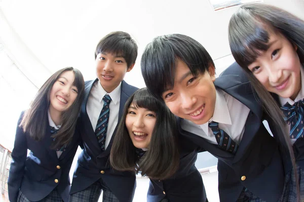 Πορτρέτο Νέων Ιαπώνων Φοιτητών Που Αγκαλιάζονται Στην Τάξη — Φωτογραφία Αρχείου
