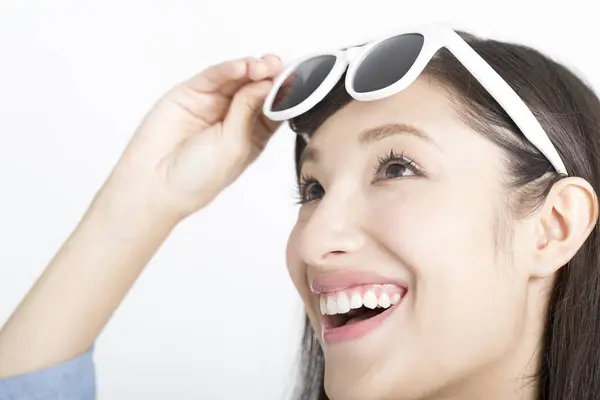 Sonriente Joven Asiático Mujer Con Gafas Sol Aislado Blanco — Foto de Stock