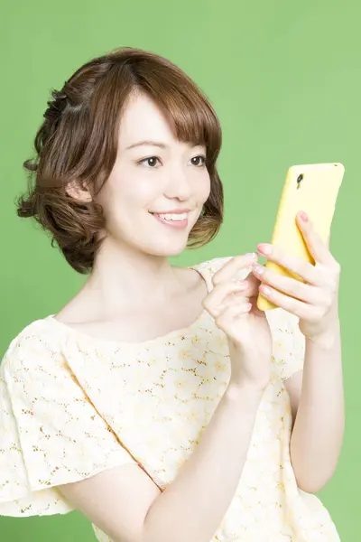 Retrato Una Hermosa Mujer Japonesa Usando Teléfono Inteligente Sobre Fondo —  Fotos de Stock