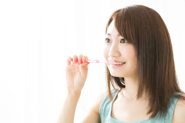 Genç Bir Asyalı Kadın Dişlerini Fırçalıyor — Stok fotoğraf