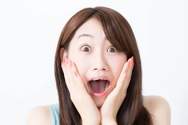 Jovem Asiático Mulher Com Chocado Expressão Segurando Mãos Face — Fotografia de Stock