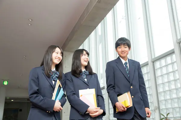 Alegre Jóvenes Estudiantes Japoneses Con Libros Escuela Secundaria —  Fotos de Stock