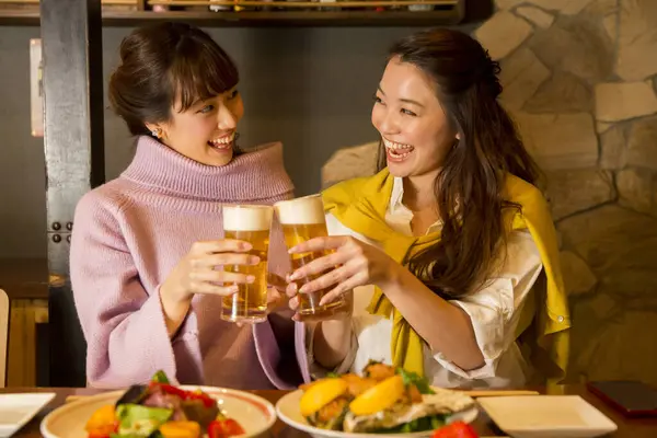Asijské Ženy Pití Piva Restauraci — Stock fotografie