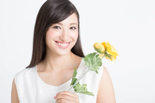 Jovem Bela Mulher Asiática Com Flores Amarelas Isolado Fundo Branco — Fotografia de Stock