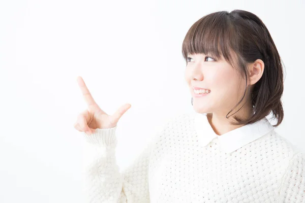 Joven Mujer Japonesa Suéter Blanco Apuntando Sobre Fondo Estudio Blanco —  Fotos de Stock