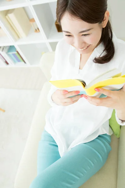 Sorrindo Mulher Asiática Ler Livro Casa — Fotografia de Stock