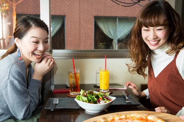 Sorrindo Mulheres Japonesas Comendo Café — Fotografia de Stock