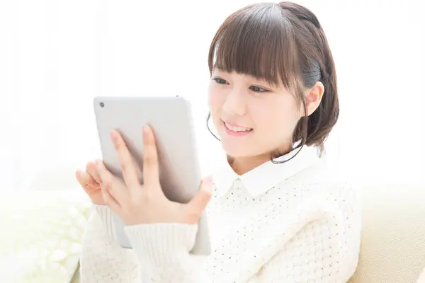 Güzel Japon Kadın Evde Tablet Kullanıyor — Stok fotoğraf