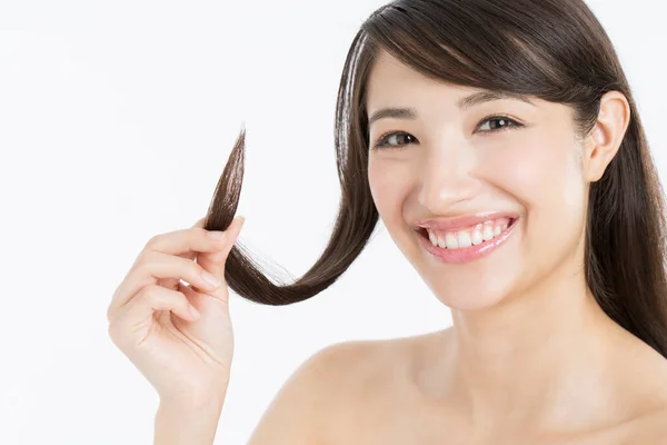 Японская Женщина Держит Длинные Волосы Смотрит Расщепляющиеся Концы Волос — стоковое фото