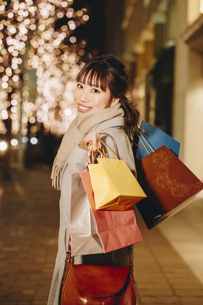 Schoonheid Japans Vrouw Herfst Kleren Zitten Straat Met Boodschappentassen Verlichte — Stockfoto