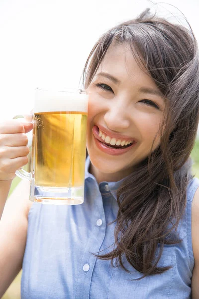 Asiatin Trinkt Bier — Stockfoto