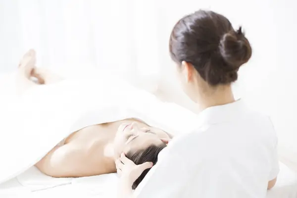 Jong Mooi Japans Vrouw Genieten Facial Massage Spa Centrum — Stockfoto