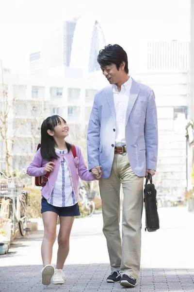 Asiatische Familie Fuß Auf Der Straße — Stockfoto