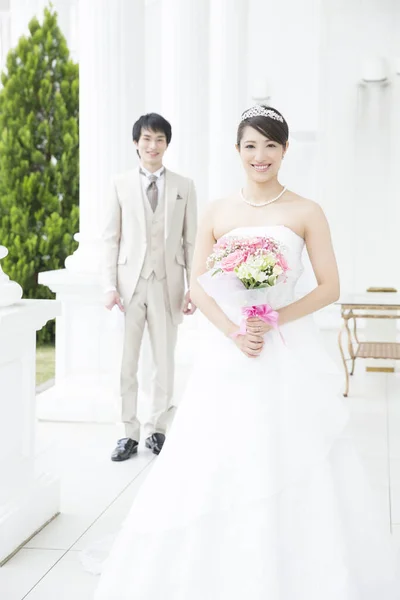 一緒にポーズする美しい幸せな若い結婚式のカップルの肖像画 — ストック写真