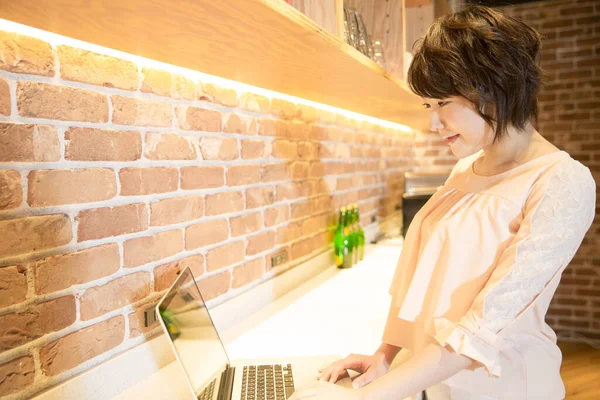 Young Asian Woman Working Laptop Cafe — Stock Photo, Image