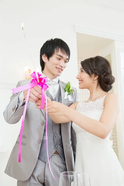 Schönes Glückliches Junges Hochzeitspaar Hält Brennende Kerze Zusammen — Stockfoto