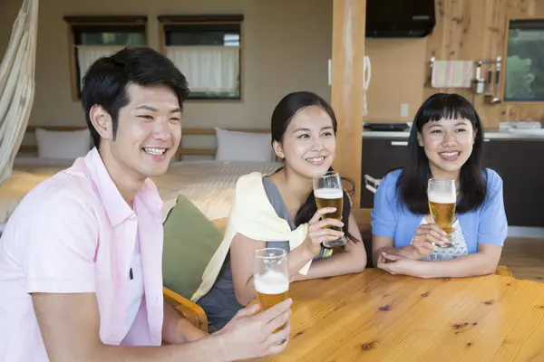 Sonrientes Amigos Asiáticos Bebiendo Cerveza Habitación Hotel Durante Las Vacaciones — Foto de Stock