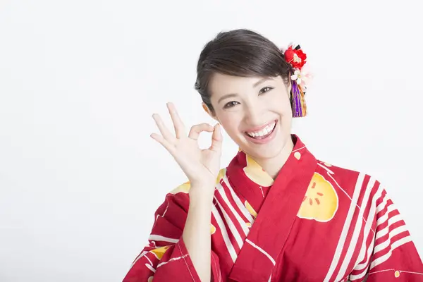 Wanita Asia Mengenakan Pakaian Tradisional Jepang Yang Menunjukkan Tanda — Stok Foto