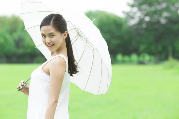 Young Japanese Woman White Umbrella Walking Green Summer Park Daytime — Stock Photo, Image