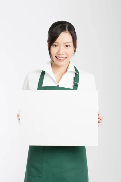 Sorridente Jovem Asiático Garçonete Segurando Branco Cartaz — Fotografia de Stock