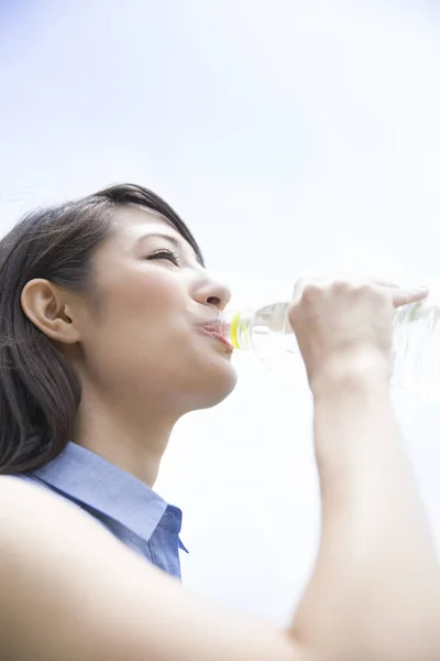 Wanita Muda Asia Minum Air Luar Ruangan — Stok Foto