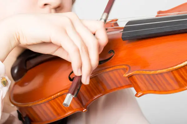 楽器で若い女性ヴァイオリニストを閉じる — ストック写真