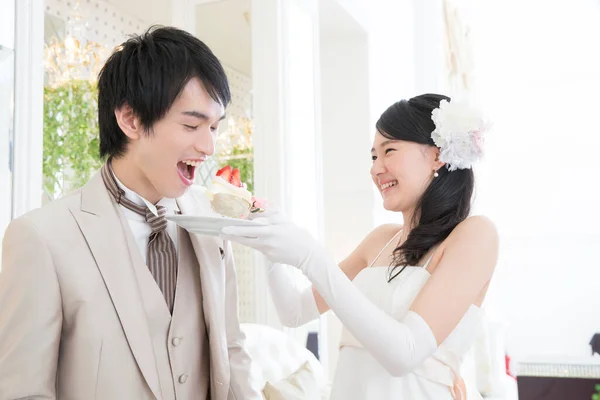 Beautiful Happy Young Wedding Couple Enjoying Wedding Cake Together — Stock Photo, Image