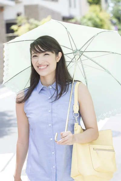 Parkta Şemsiyeli Genç Asyalı Kadın Yürüyor — Stok fotoğraf