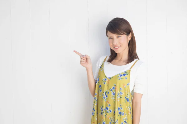 Mujer Japonesa Vestido Verde Gesticulando Sobre Fondo Blanco — Foto de Stock